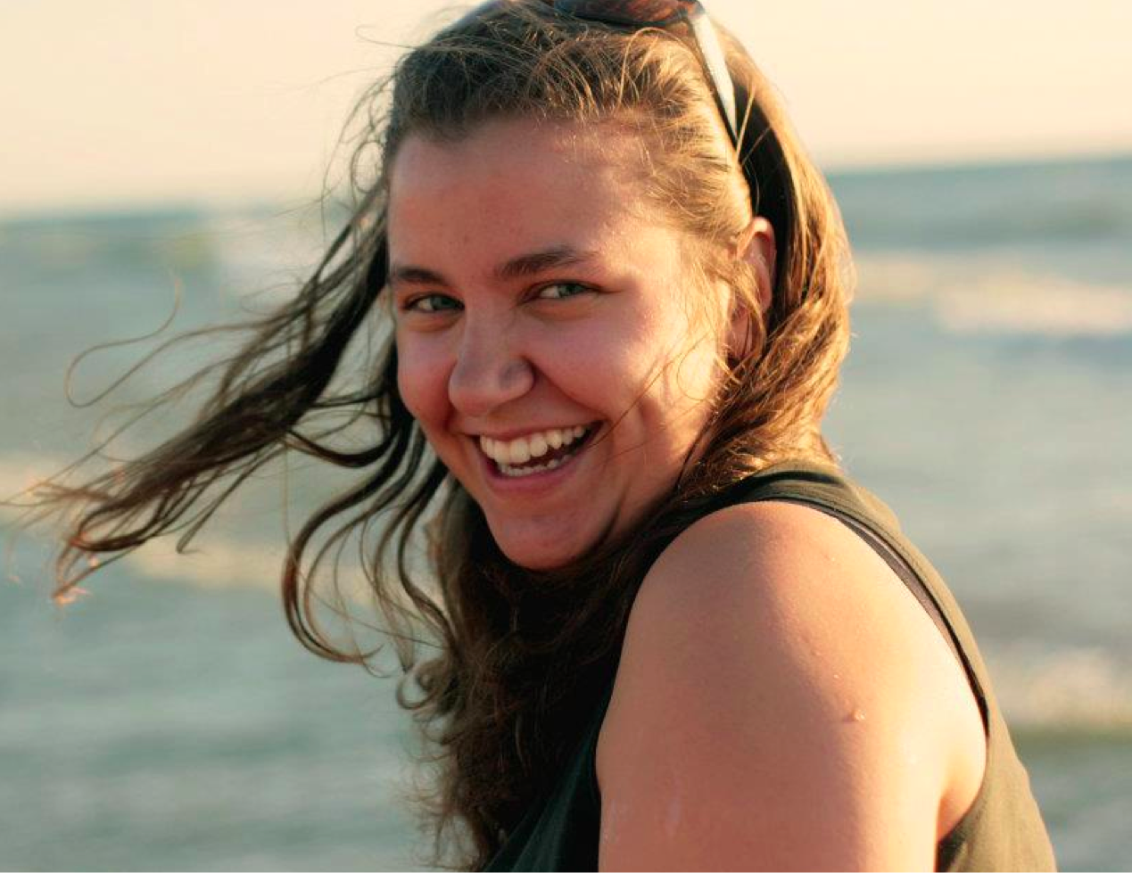 丽贝卡·法纳姆(Rebecca Farnum)Headshot Beach.png