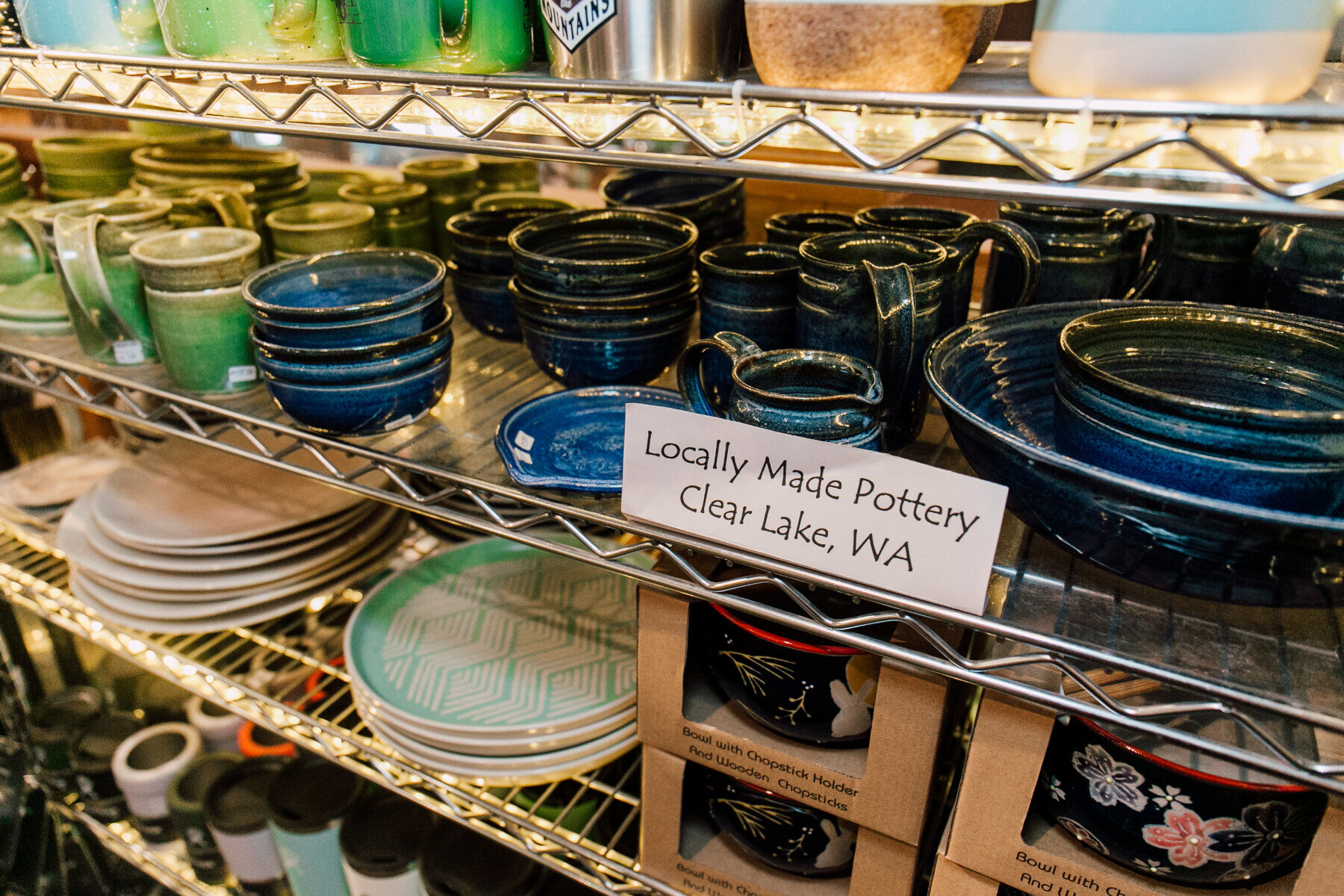 当地制作的陶器在斯卡吉特山谷食品十大赌博靠谱网络平台礼品店展出