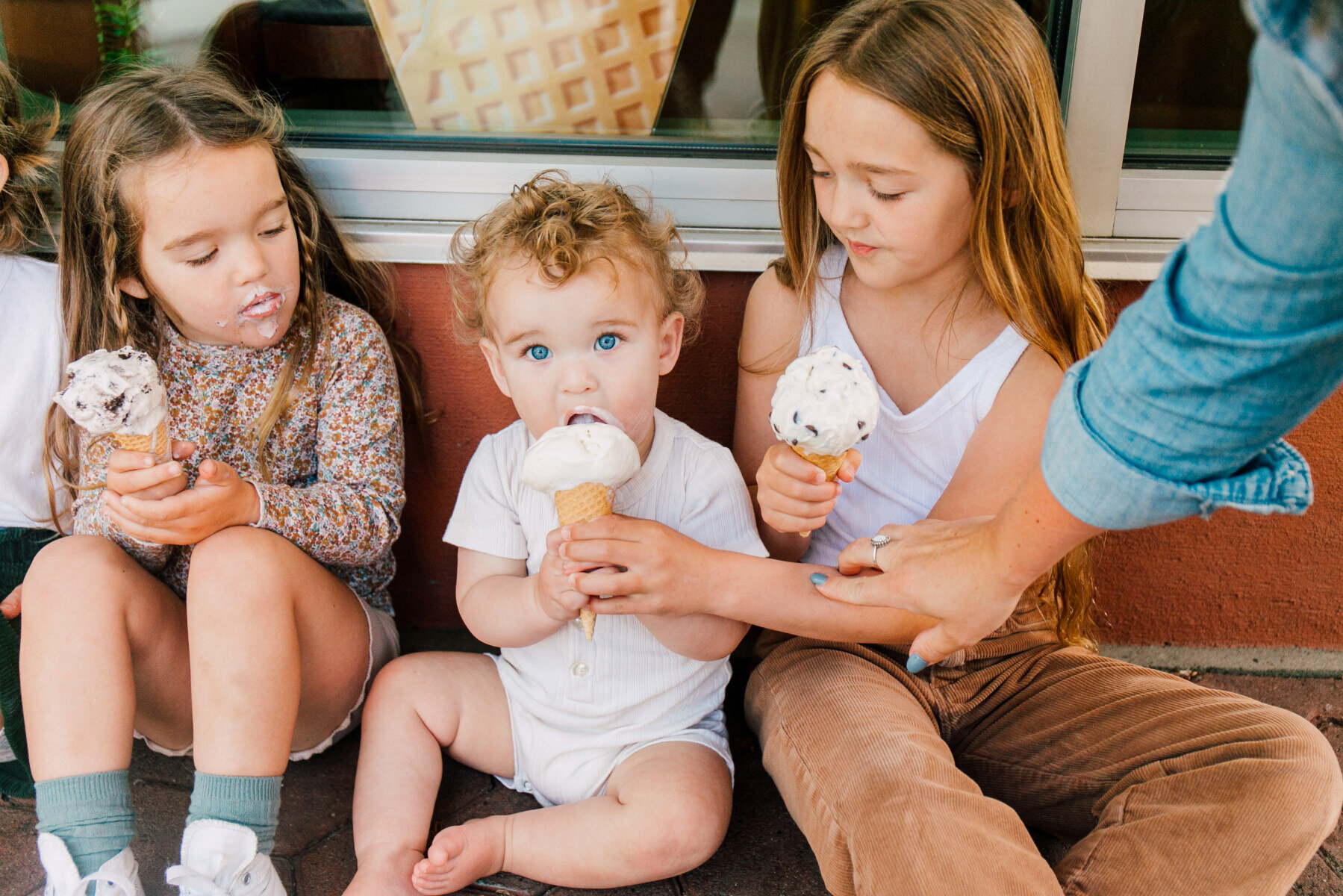 孩子们在斯卡吉特山谷食品十大赌博靠谱网络平台熟食店吃冰淇淋