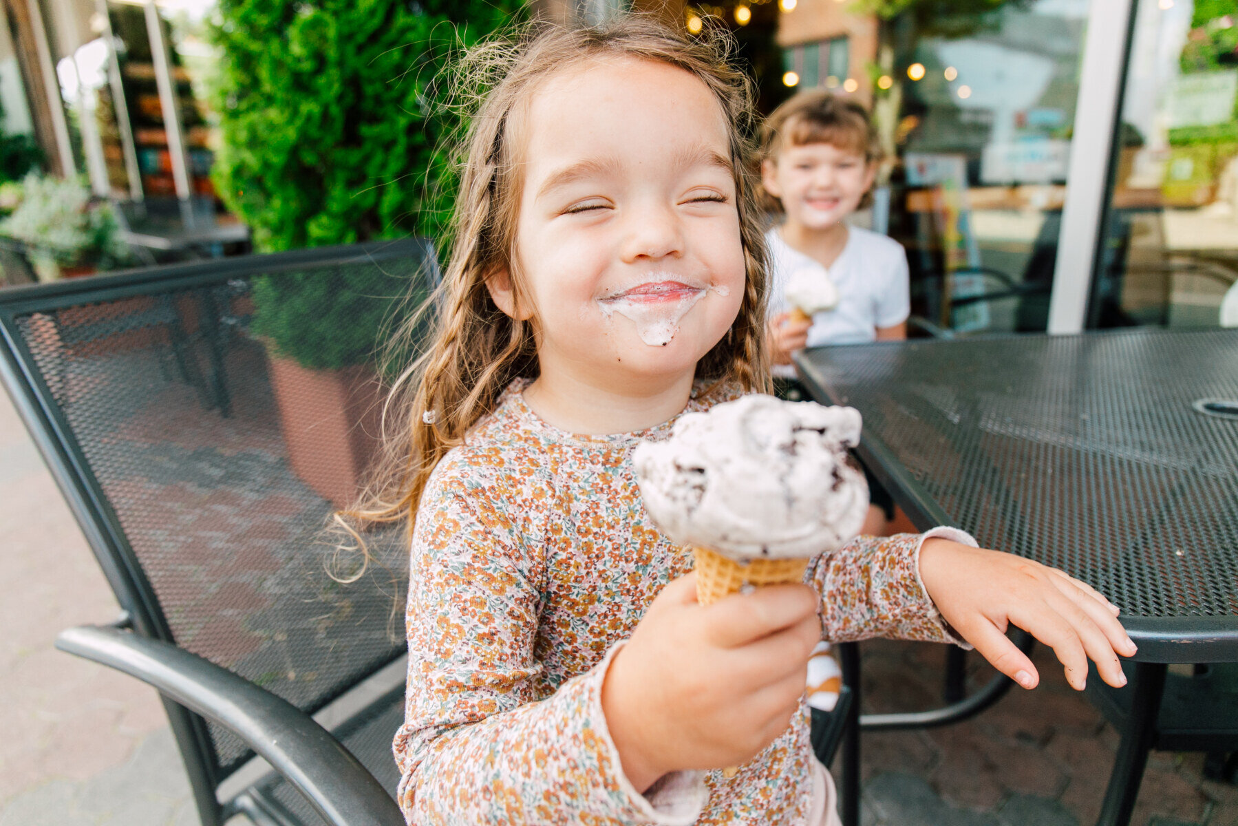 一个女孩在斯卡吉特山谷食品十大赌博靠谱网络平台外面吃冰淇淋