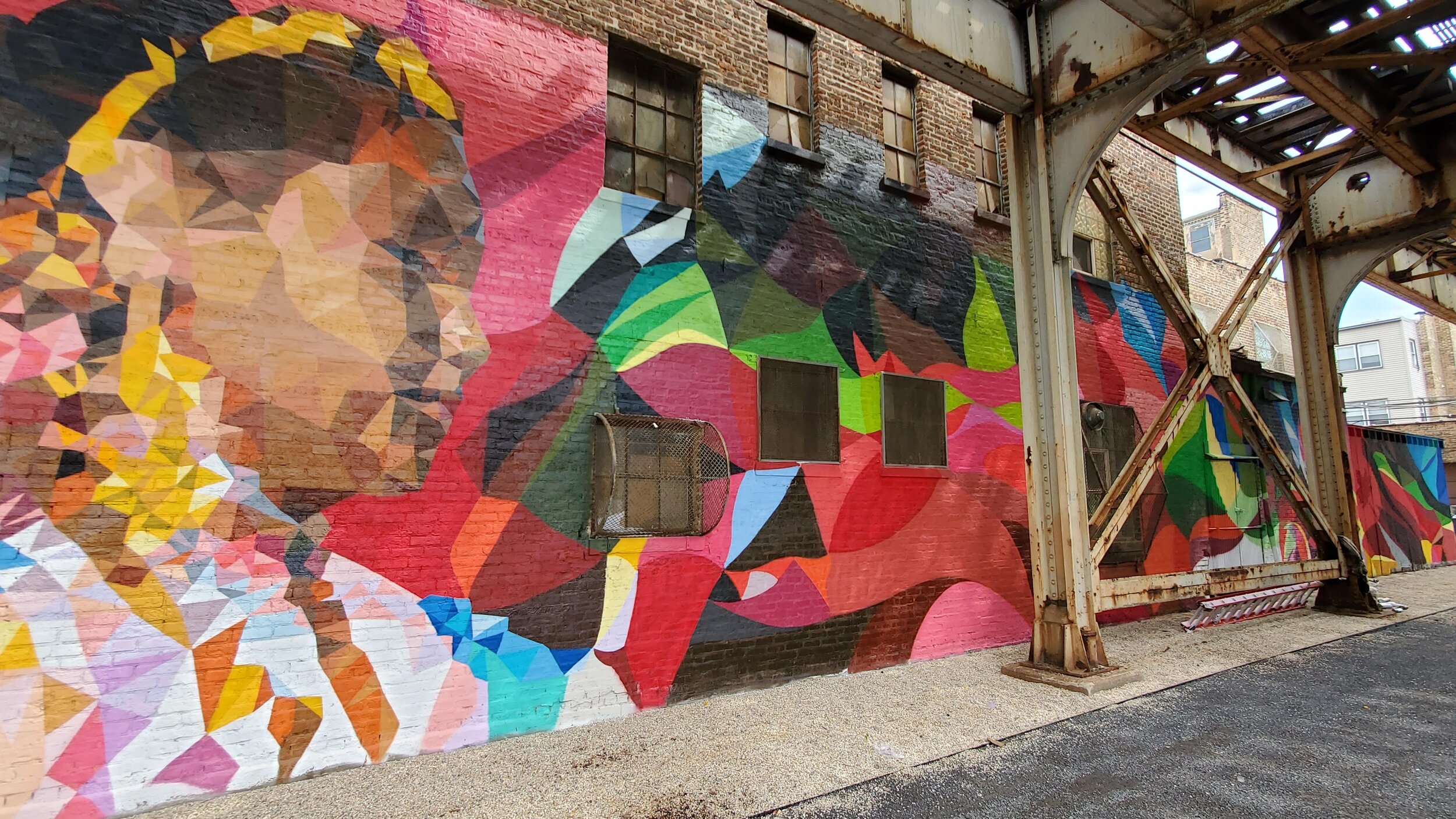 全年，毛里西奥·拉米雷斯(2020-2021):3415 N. 阿什兰大道:芝加哥本地人, Mauricio拉米雷斯, 讲述了季节如何影响整个城市的活动. 透过这幅壁画，你可以看到四季的色彩是如何变化的