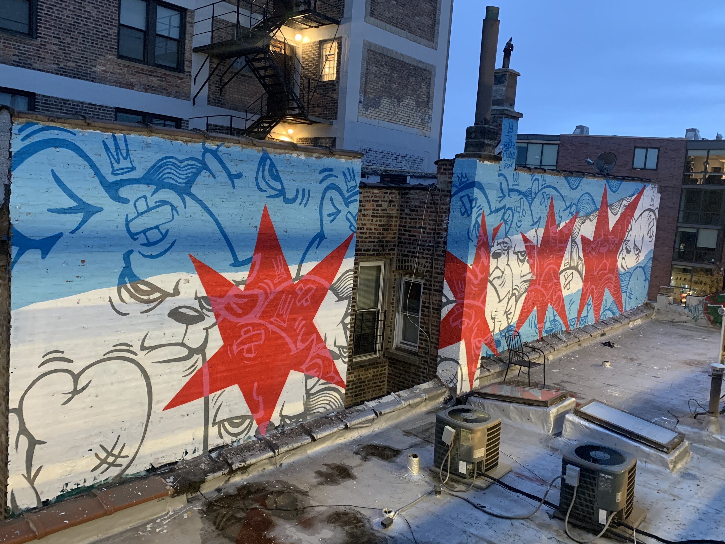 芝加哥骄傲，JC里维拉(2020):3410 N. 壁画《kok娱乐》是由芝加哥著名艺术家JC Rivera创作的, 也许他最出名的是他的标志性角色“熊冠军”. 旁观者可以从宝琳娜高地上观看这幅壁画