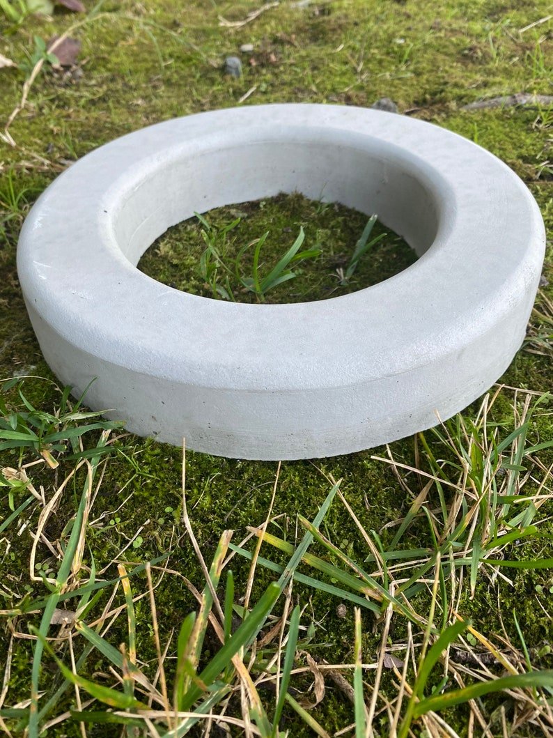 smeren Gemakkelijk solo 6-Inch Hole Concrete Sprinkler Guard Ring Protector Donut, garden sphere  holder | Backyard Stone Art