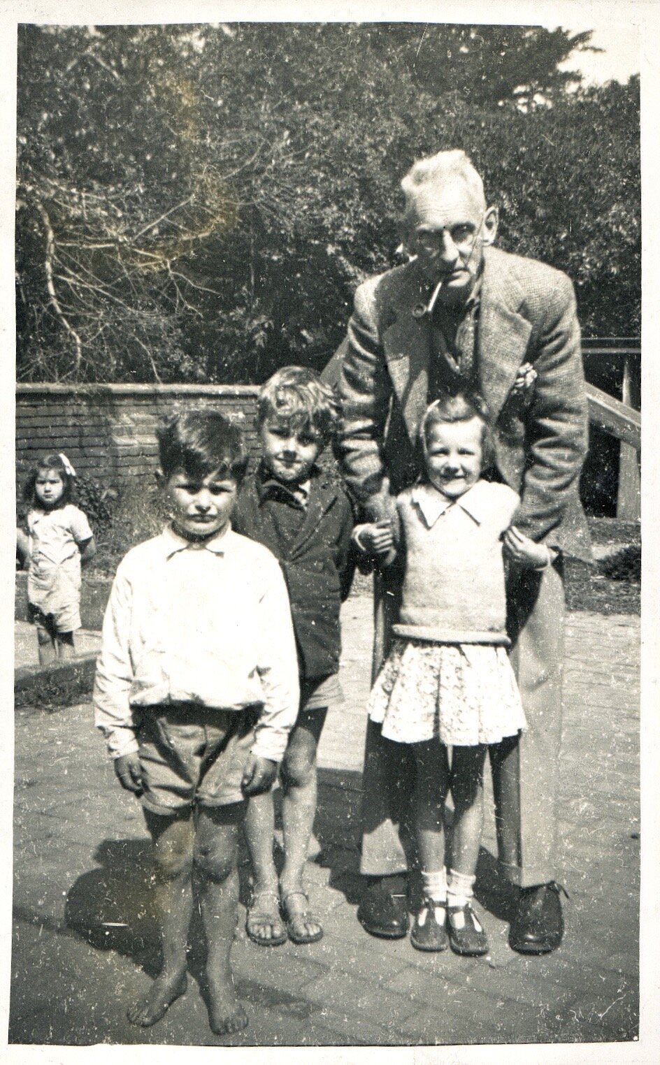 尼尔和孩子们1939年出生.jpg
