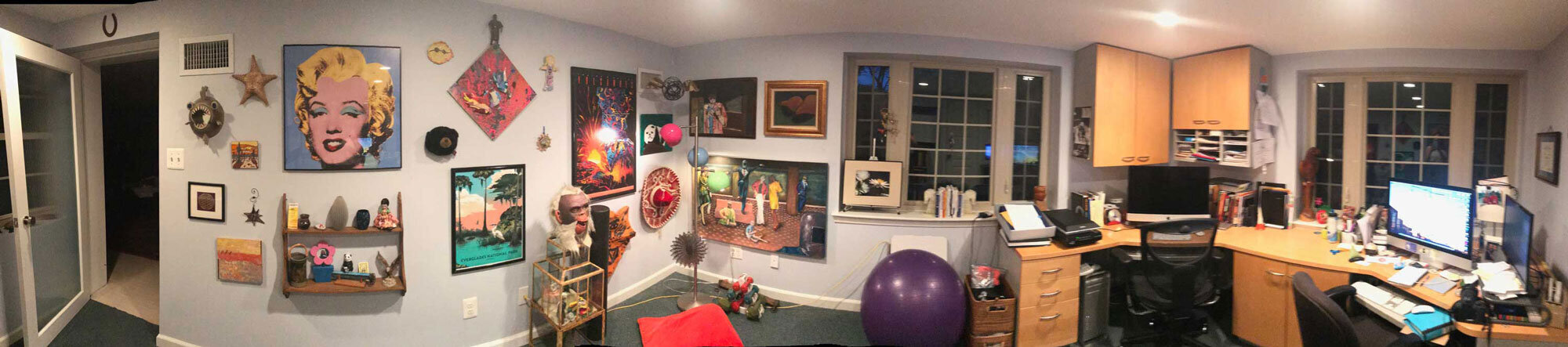 2018年设计力量办公室. 书架放完后，我在后墙上挂了许多艺术品和小摆设. 那时我的两个孩子都离开家上大学了，所以我每天早上走进办公室，周围都是艺术，这让我很开心, 大部分是他们的. 从2015-2018年在GMU实习期间，我坐在右边，Emily坐在左边. 我的办公家具已经为我manbetx手机登录界面了25年，绝对是一个值得投资的东西.