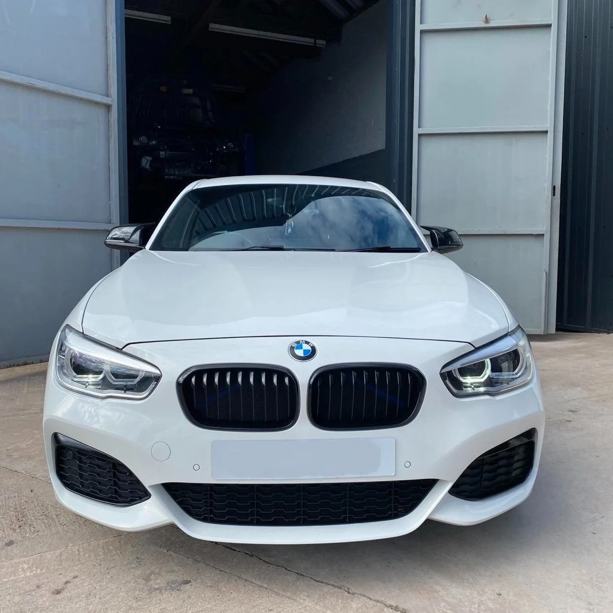 Pair Front Sport Upper Kidney Grilles For BMW 1 Series F20 F21 LCI 2015-2017 - Gloss Black