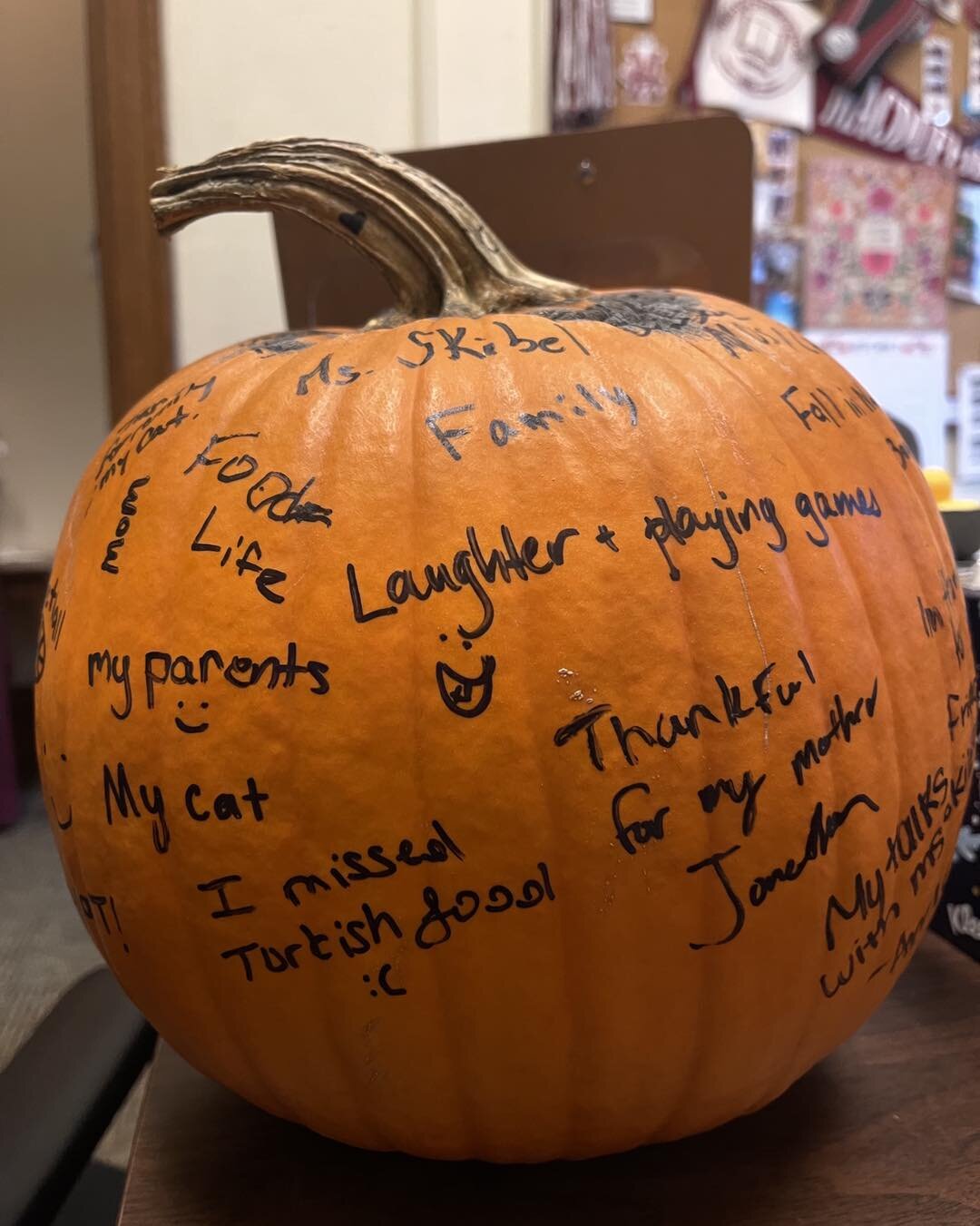 乐动体育app有一个 &宝贝,感谢&rdquo; pumpkin that sits on Ms. Skibel&,年代的桌子. 许多学生都停下来自豪地表达他们的感激和祝福. 

#他们的学校#他们的学校体验#感恩节 