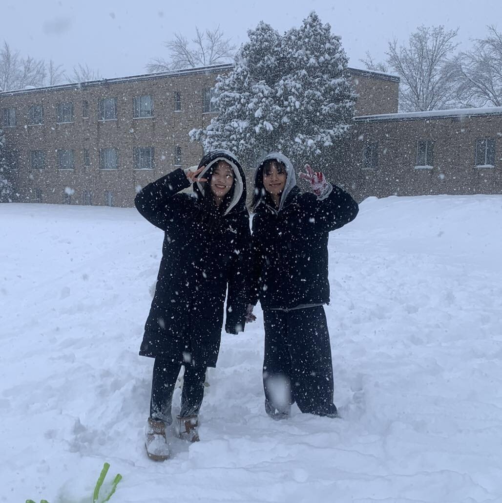 为什么雪会激发我们的童心?

一些乐动体育app官网的学生在周末第一次遇到了雪. 他们在星期天暴风雨最猛烈的时候演出&今天早上下雪了，大自然给我们留下了一份美丽的礼物.
