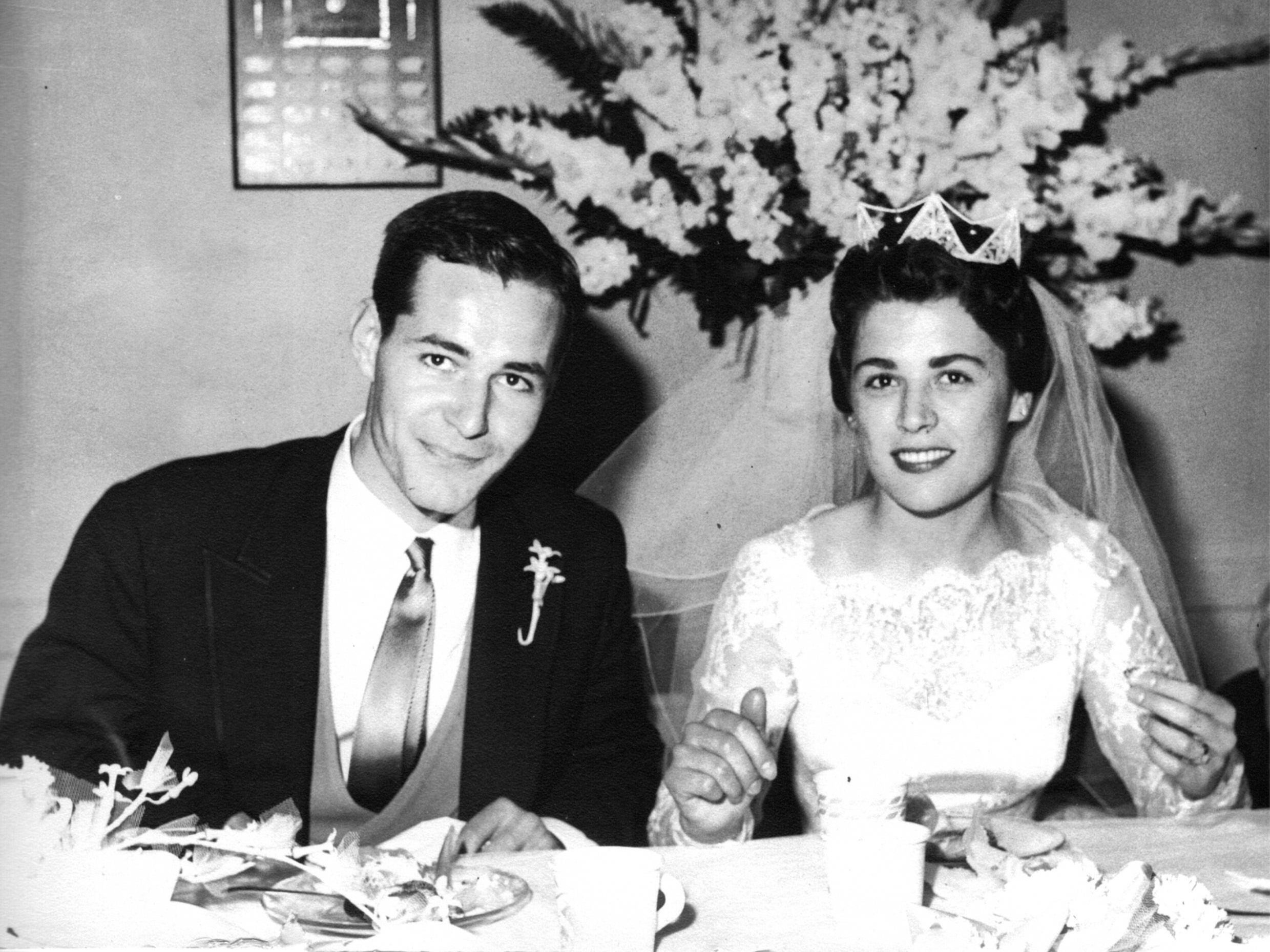 55岁的迈克尔·麦凯和56岁的艾米莉亚·卡奇加斯
结婚日期:1960年6月11日
圣约瑟夫天主教堂，波莫纳，加利福尼亚州
牧师.  詹姆斯·墨菲

