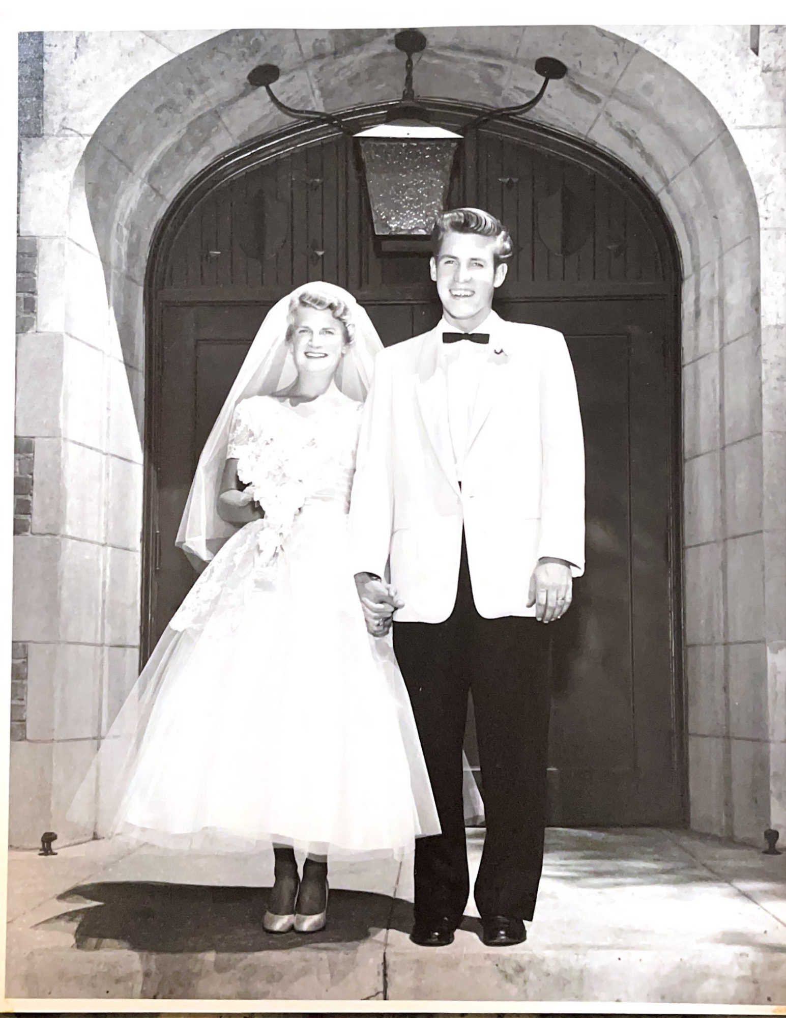 53岁的大卫·亨特和53岁的南希·法拉罗
1955年8月27日结婚
