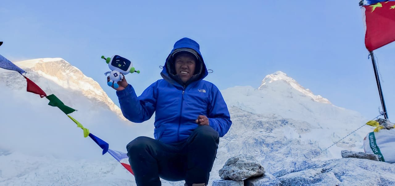 Mt. 珠峰夏尔巴人帕桑达瓦抱着罗伯特. 这是达瓦第24次对珠穆朗玛峰进行时间缩放. 珠穆朗玛峰. 