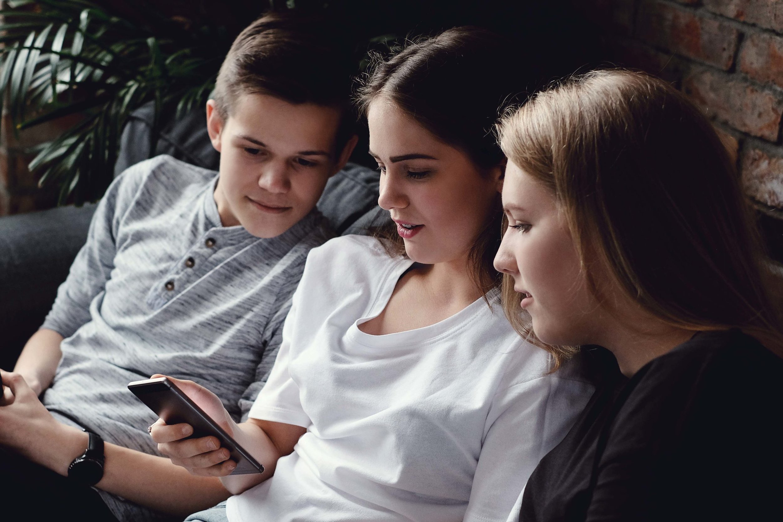 培养对科技敏感的青少年:让你的青少年安全上网的5种方法