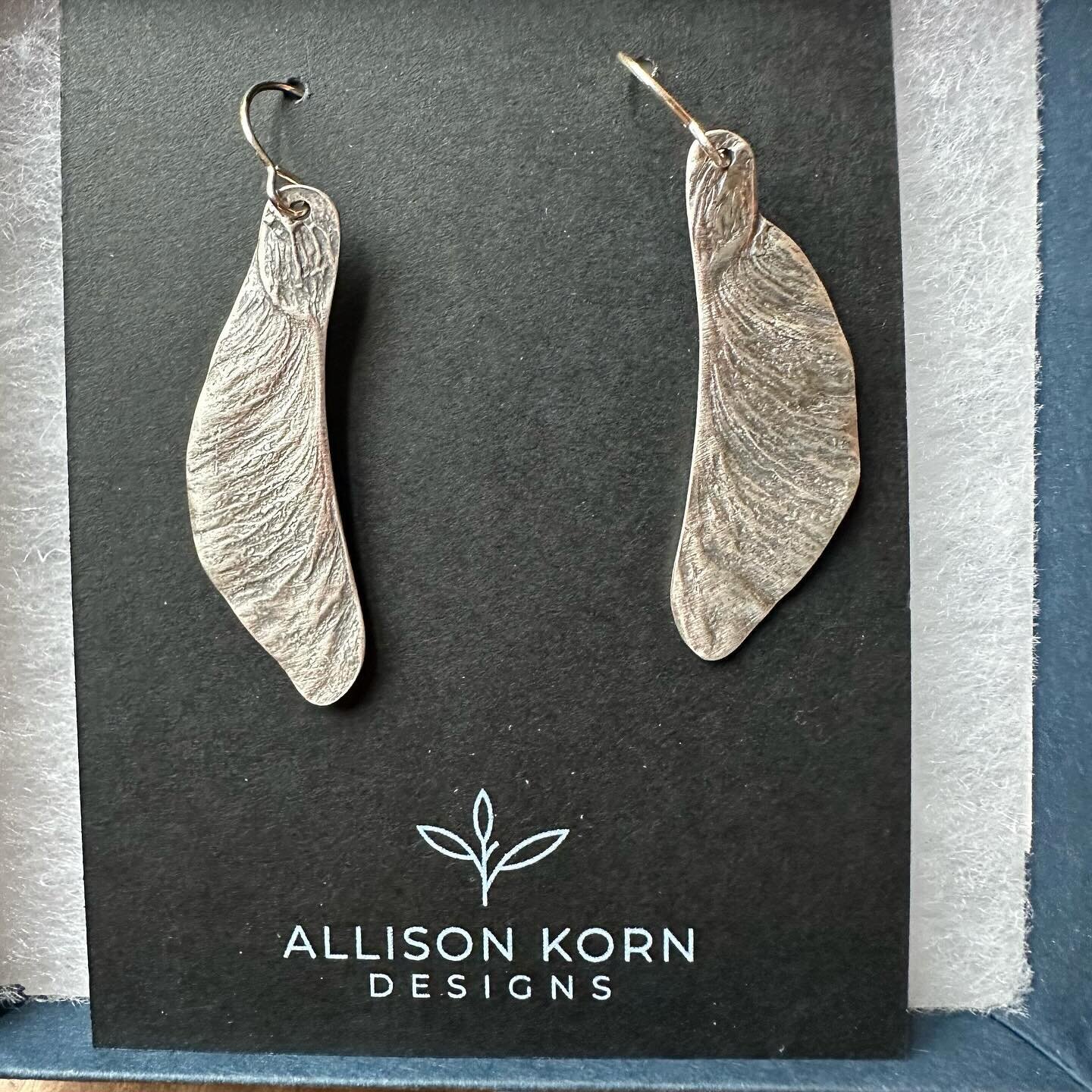On one of my plane trips last year I lost one of my @allisonkorndesigns Samara earrings. I wore them thinking that would be safer than packing them (because I have to have them for speaking and facilitating workshops!) The mask straps, air pods, and 