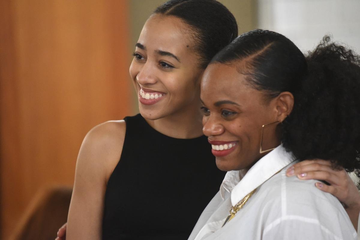 两个穿着职业装的年轻黑人女性的照片, 在“准备参选”活动上并排摆姿势拍照