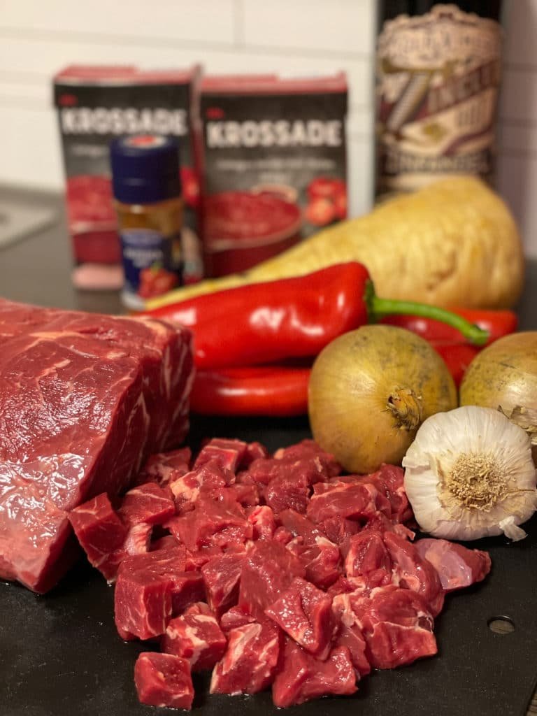 Råvaror till gulaschsoppa.