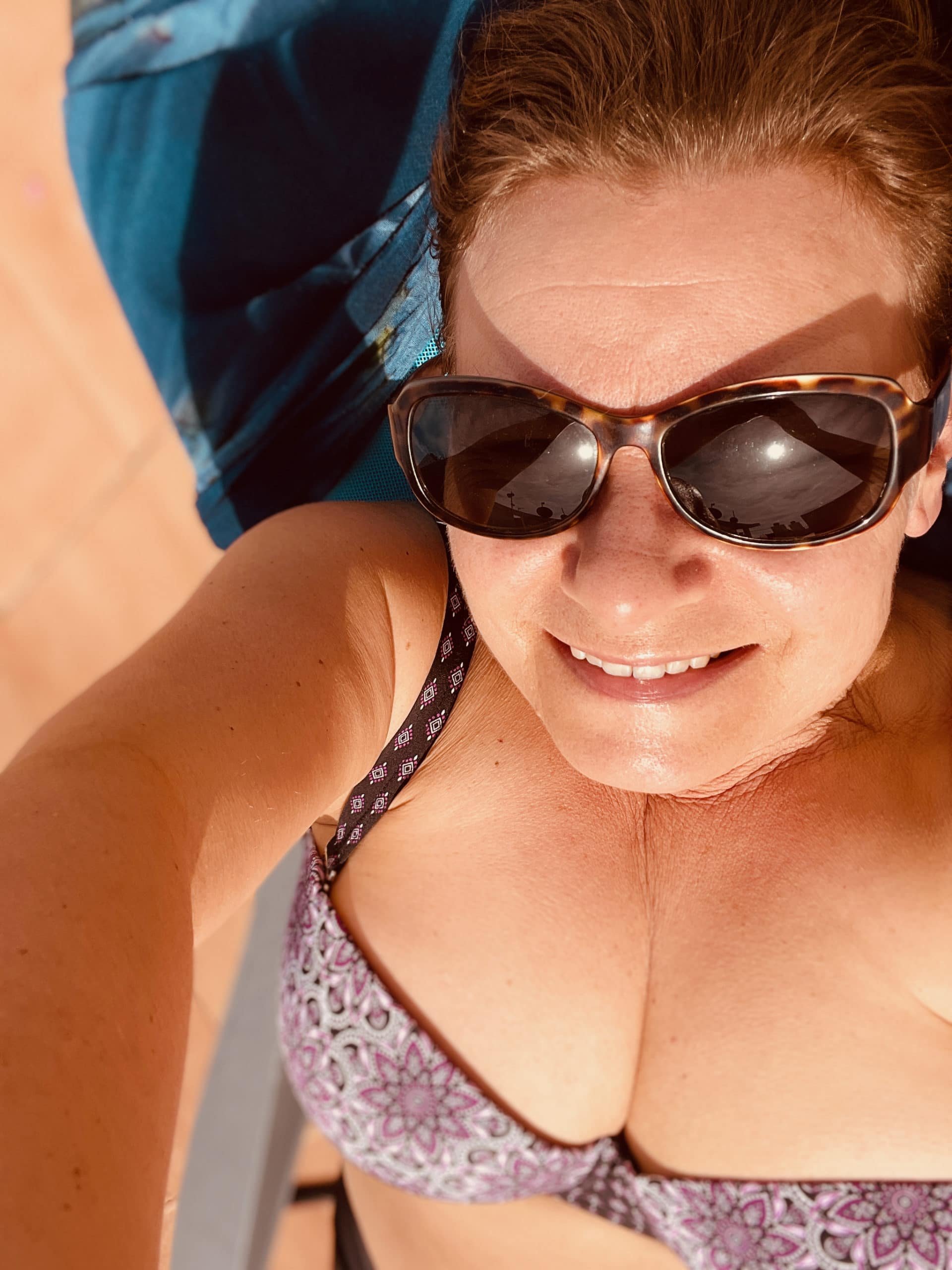 Kvinna ligger på taket i solar i Torrevieja.