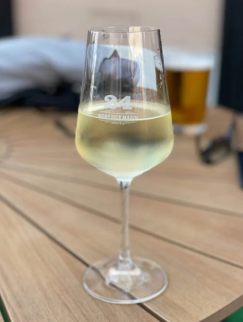 Ett glas vitt vin på puben Moby Dick i Torrevieja.