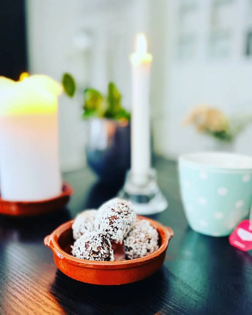 Ketobollar på ett fat.