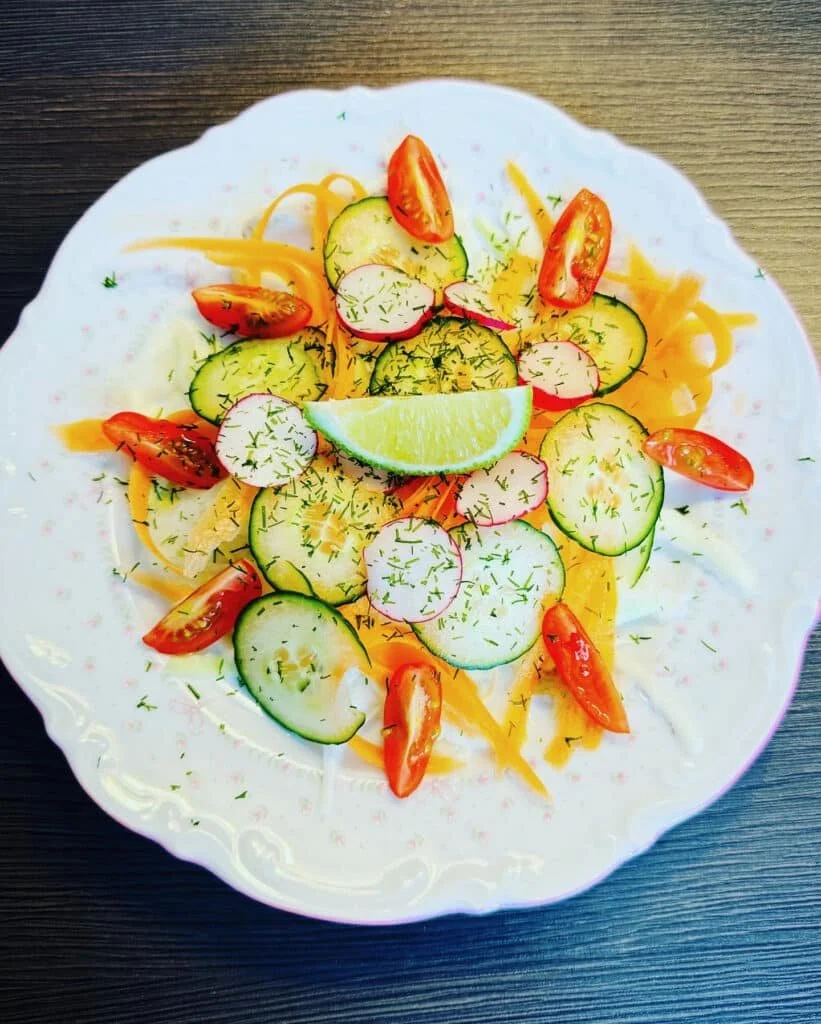 Ett fat fyllt med skurna grönsaker.