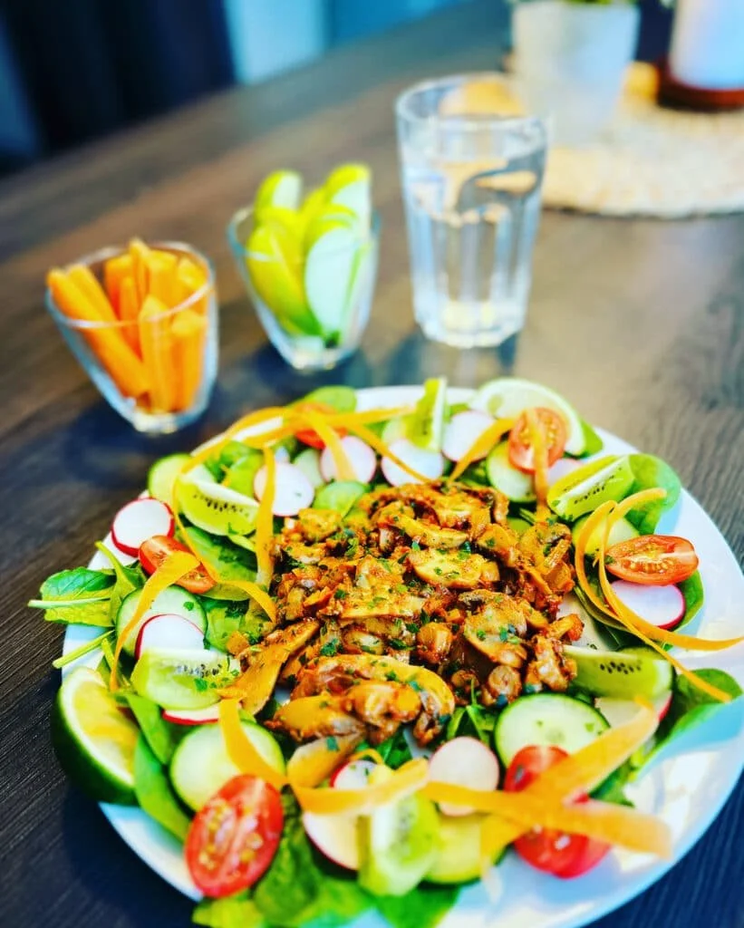 Ett fat fyllt med skurna grönsaker.