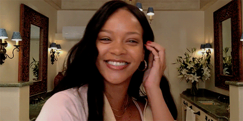 rihanna sorrindo