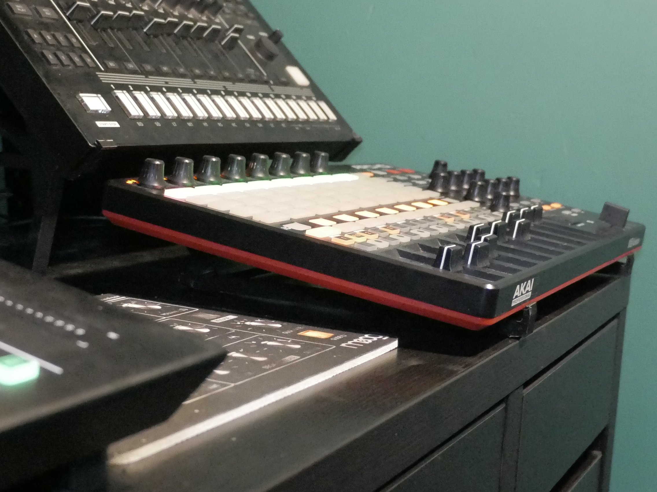 Akai APC40 MKII DAW Midi Controller Desktop Stand — Studio
