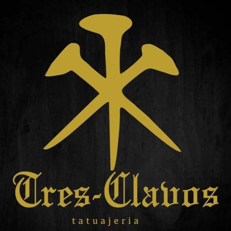 tres clavos tatuajeria