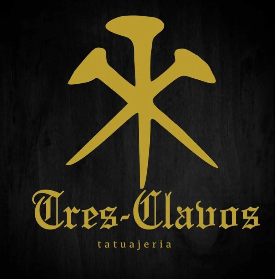 tres clavos tatuajeria