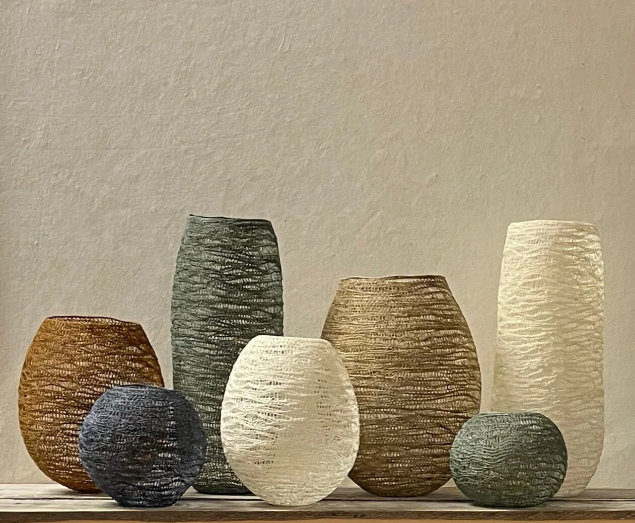 Skulpturer i lintråd av Anna Löwdin.