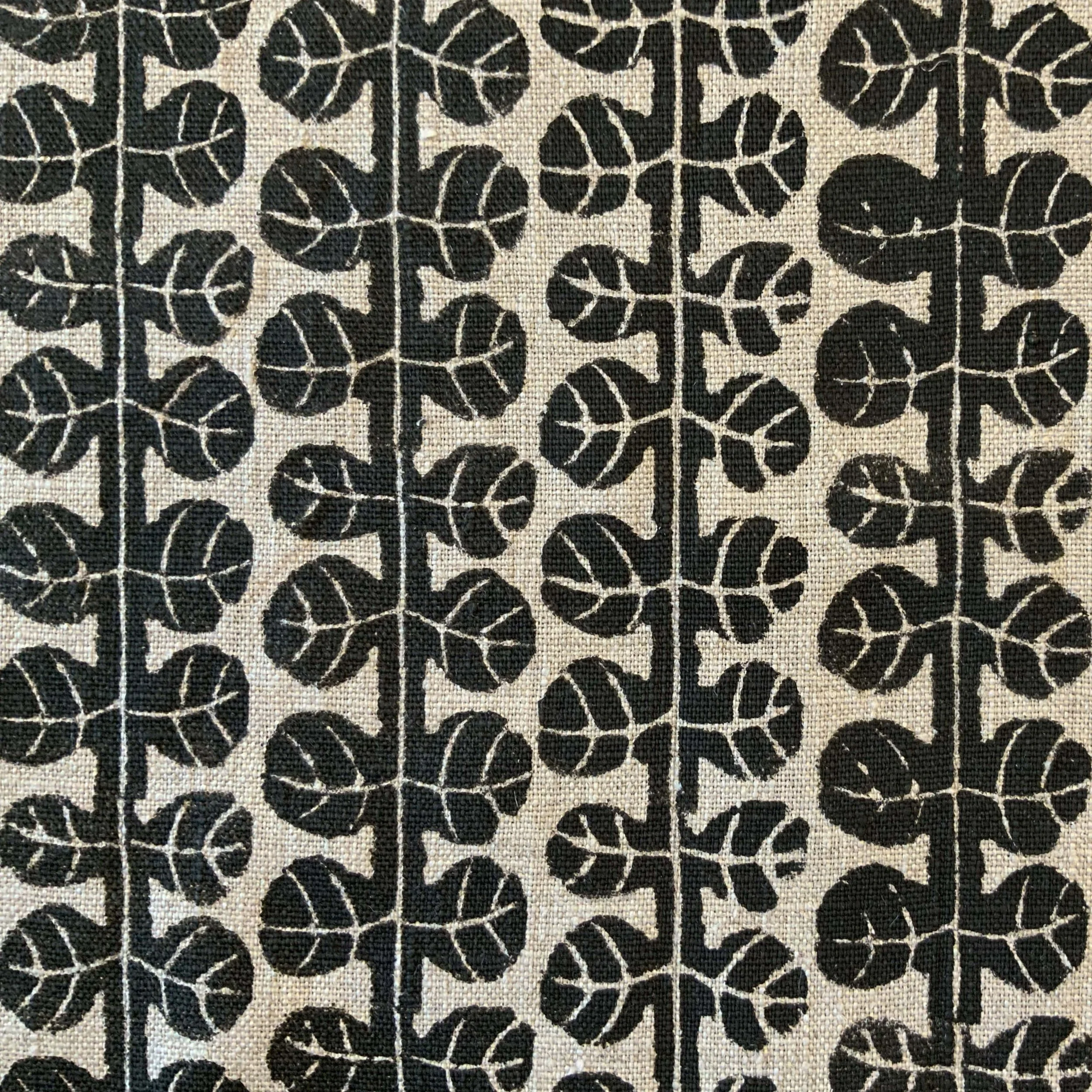 Stämpeltryck på oblekt linne av Helena Bengtsson.