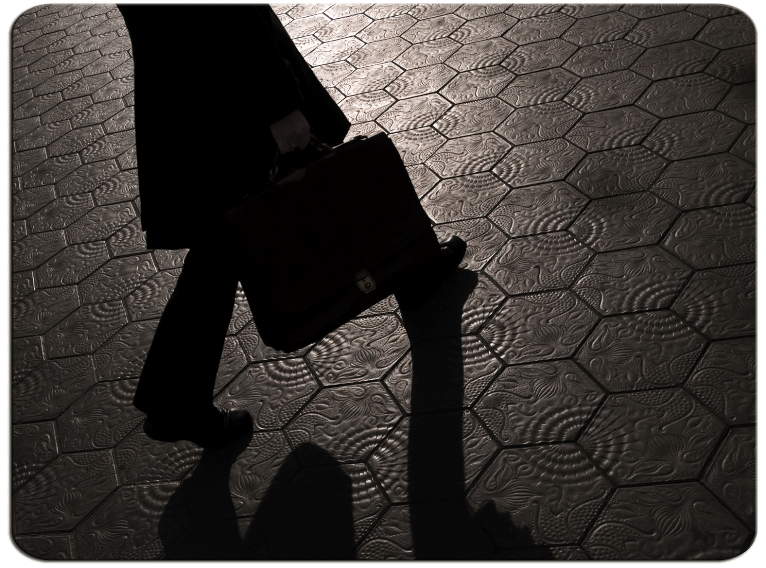 бизнесмен в тени. человек и его тень. тень человека на стене. силуэт мужчины. григорий шаргородский грани страха 3.