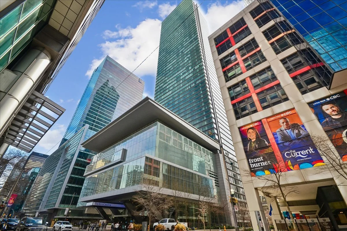 Suite 3703 — Living Area Panorama