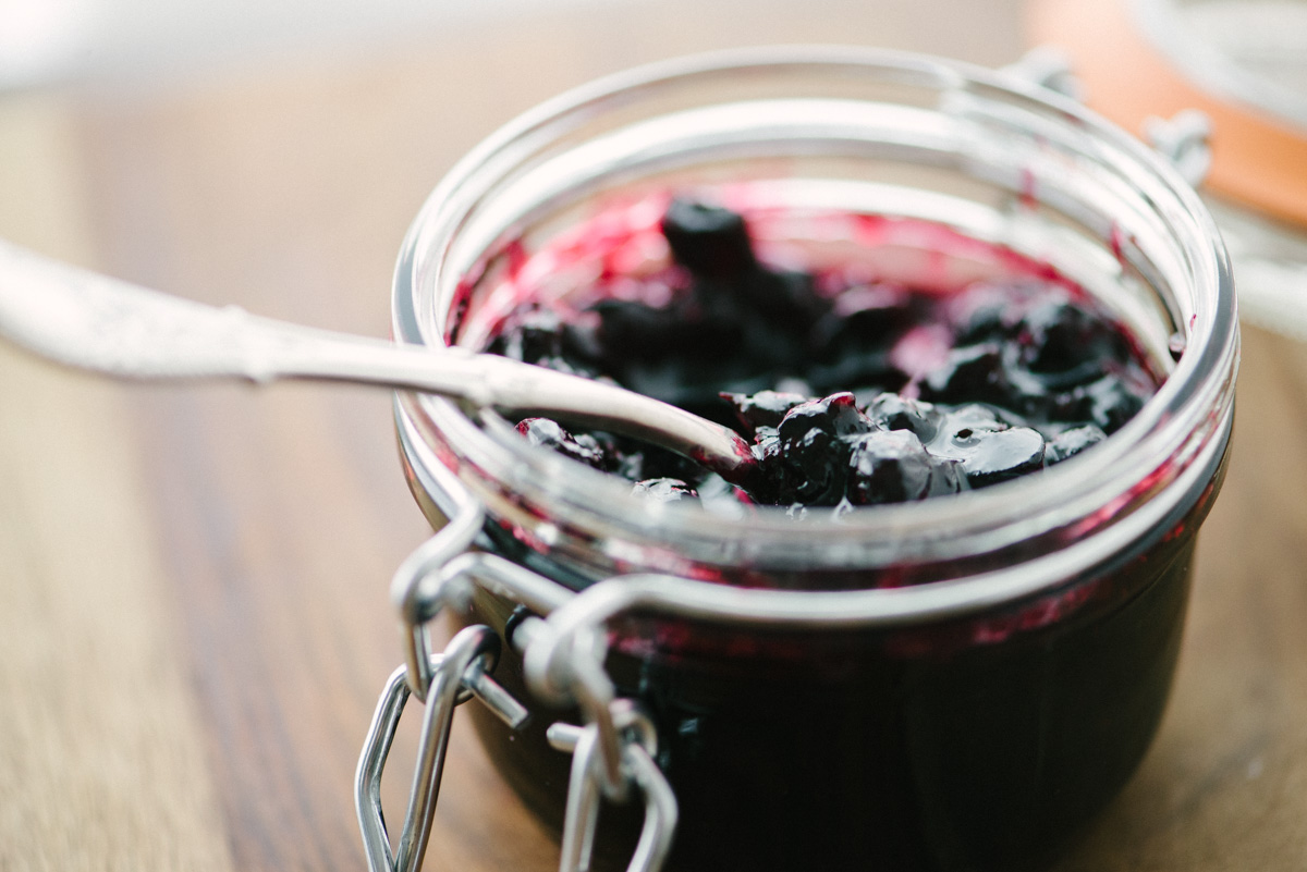 Сушеный крыжовник. Можно ли кормящей смородину. Черносмородиновый сок. Смородина витаминная. Смородина в саду девушка.