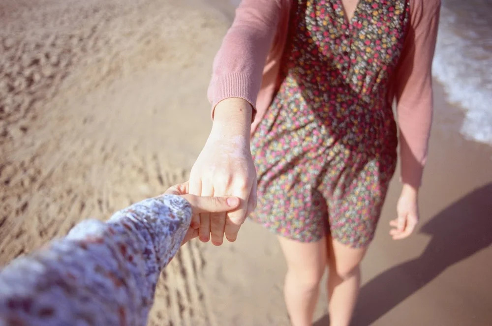 Пара бежит за руку. Ведет за руку. Мужчина тянет девушку за руку. Девушка ведет за руку. Парень и девушка бегут.