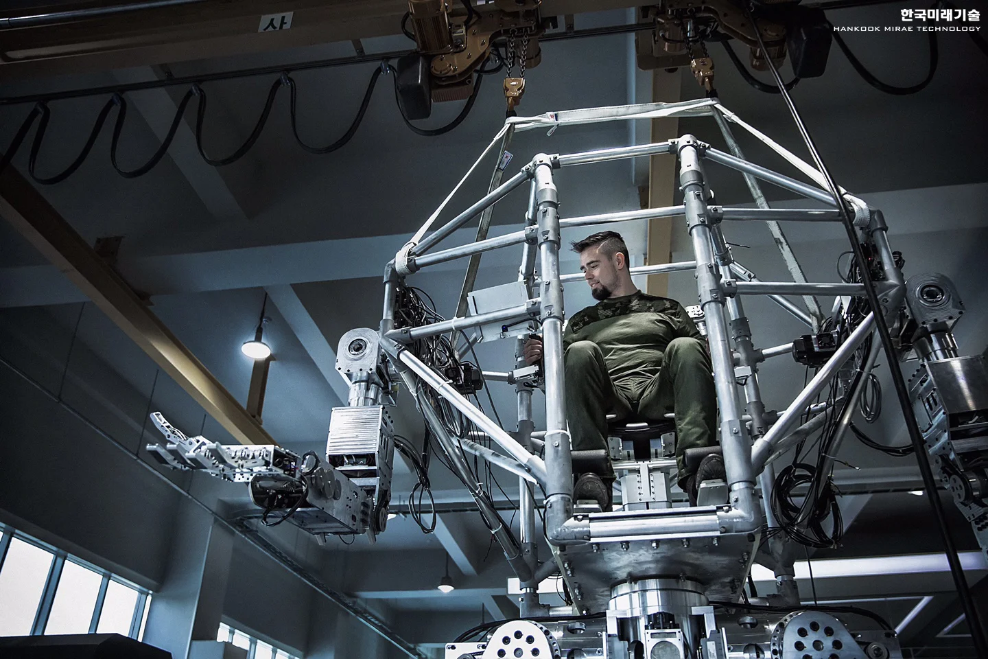 Робот управляемый человеком. Управляемые роботы. Робот аватар федор. Робот t-hr3. Робот t-hr3.