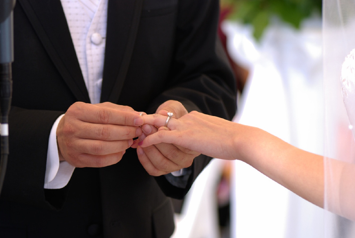 Картинка замужества. ЗАГС кольца. Вступающим в брак. Брак свадьба. Свадьба надевают кольца.