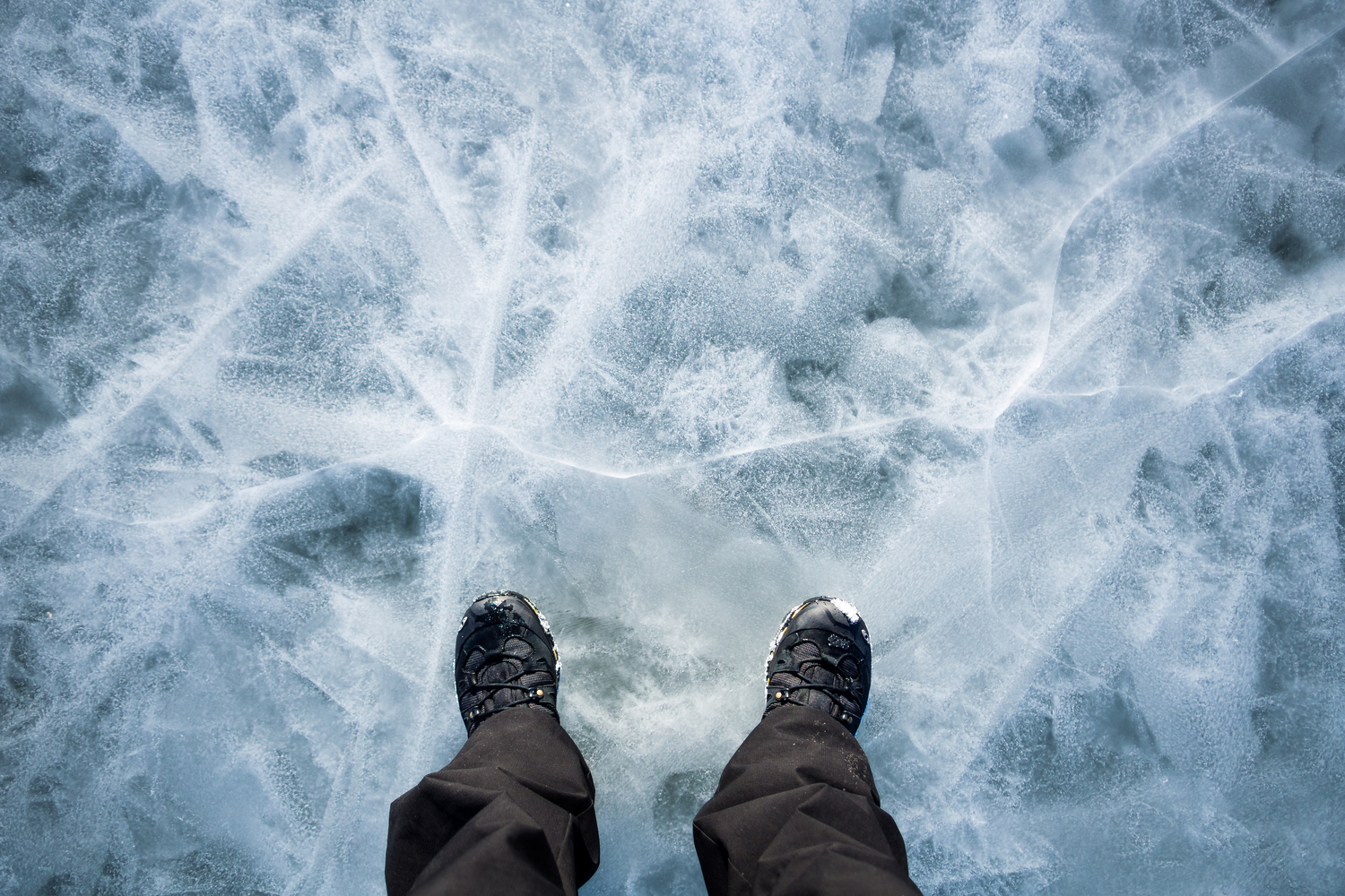 На город вечер упадет ледяной тенью. Лед под ногами. Лед трещит под ногами. Ноги на льду. Тонкий лед под ногами.