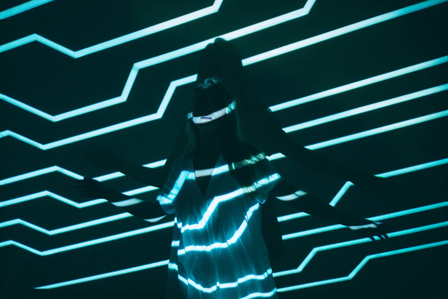 Geom ashes. Holding on safire, drs. Девушка на скале. Geom holding on. Dimitris athanasiou space.