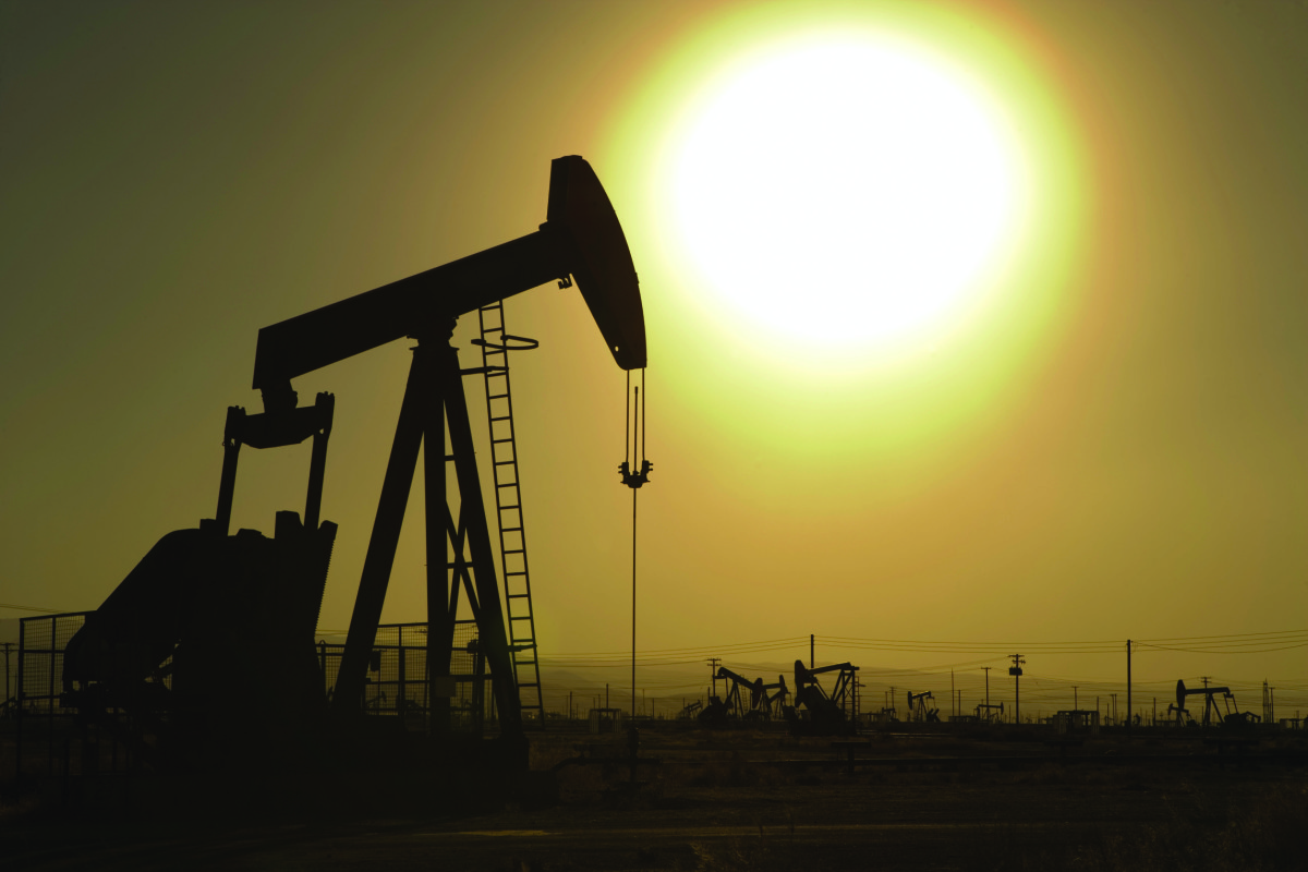 Нефть и газ главное богатство. Истощение месторождений нефти. Нефтяная скважина. Нефтедобыча фон. Нефть и ГАЗ.