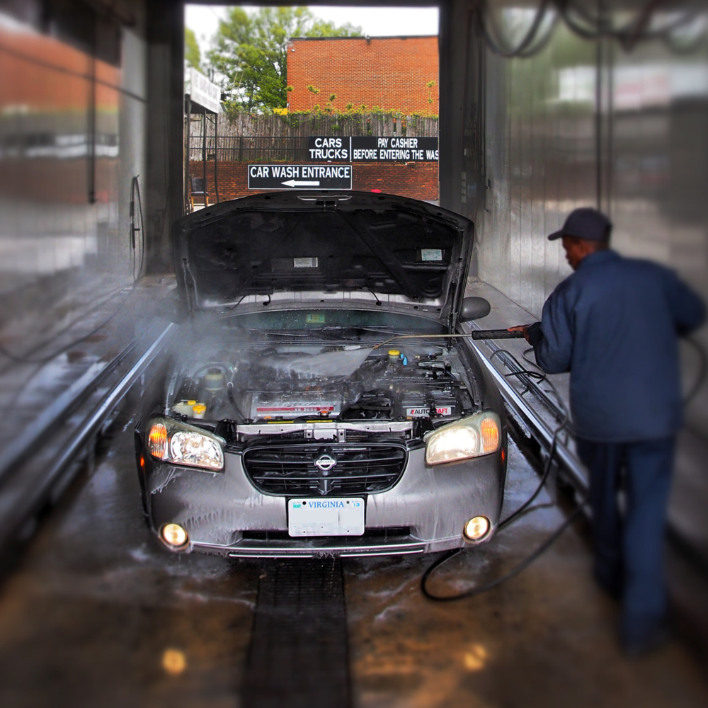 Машина для первого раза. Engine Wash. Car engine Wash. Мойщик моет машину под давлением. Моет двигатель под дождём.