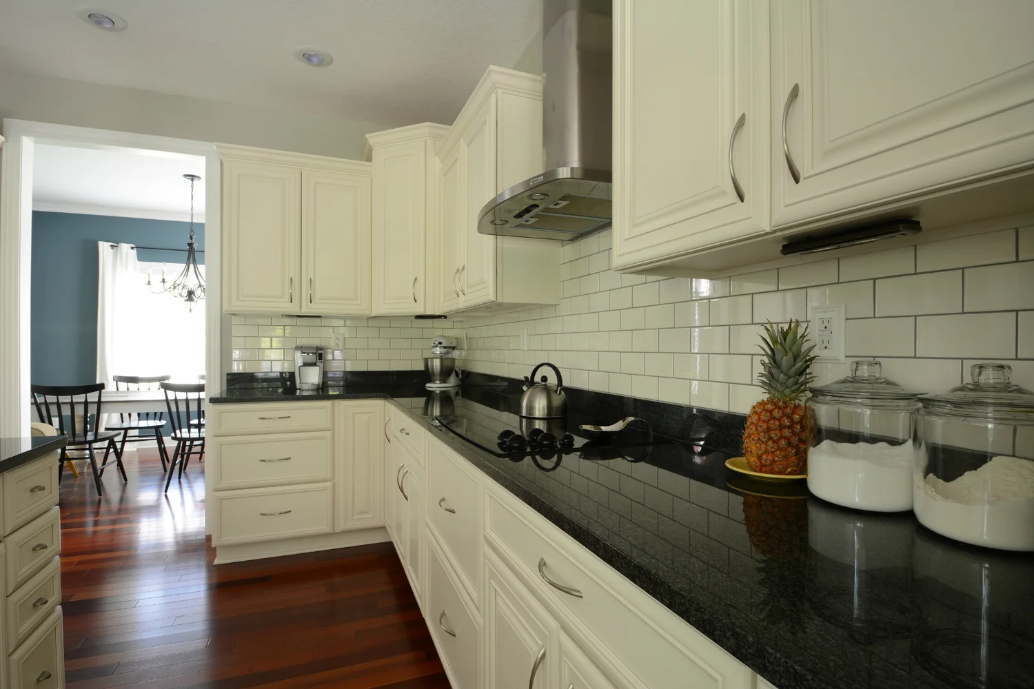 Кухня цвета слоновой кости и столешница чёрный