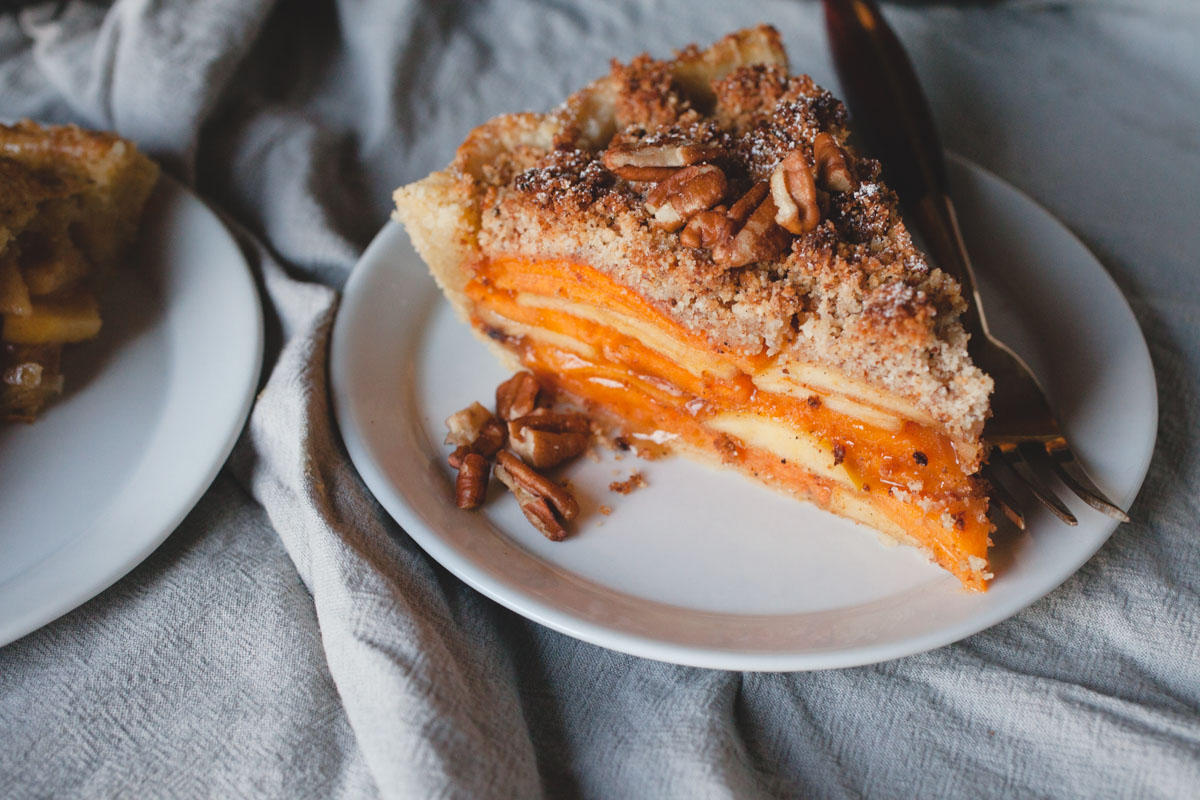 Пирог с хурмой и орехами