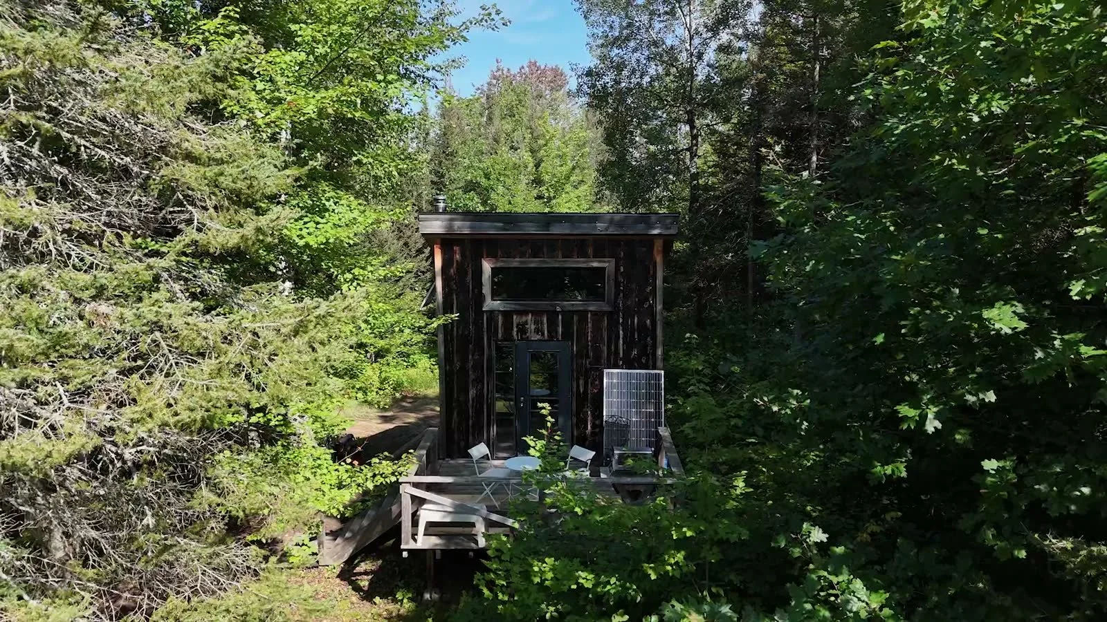 Vue a&eacute;rienne du chalet Stargate dans la for&ecirc;t en hiver