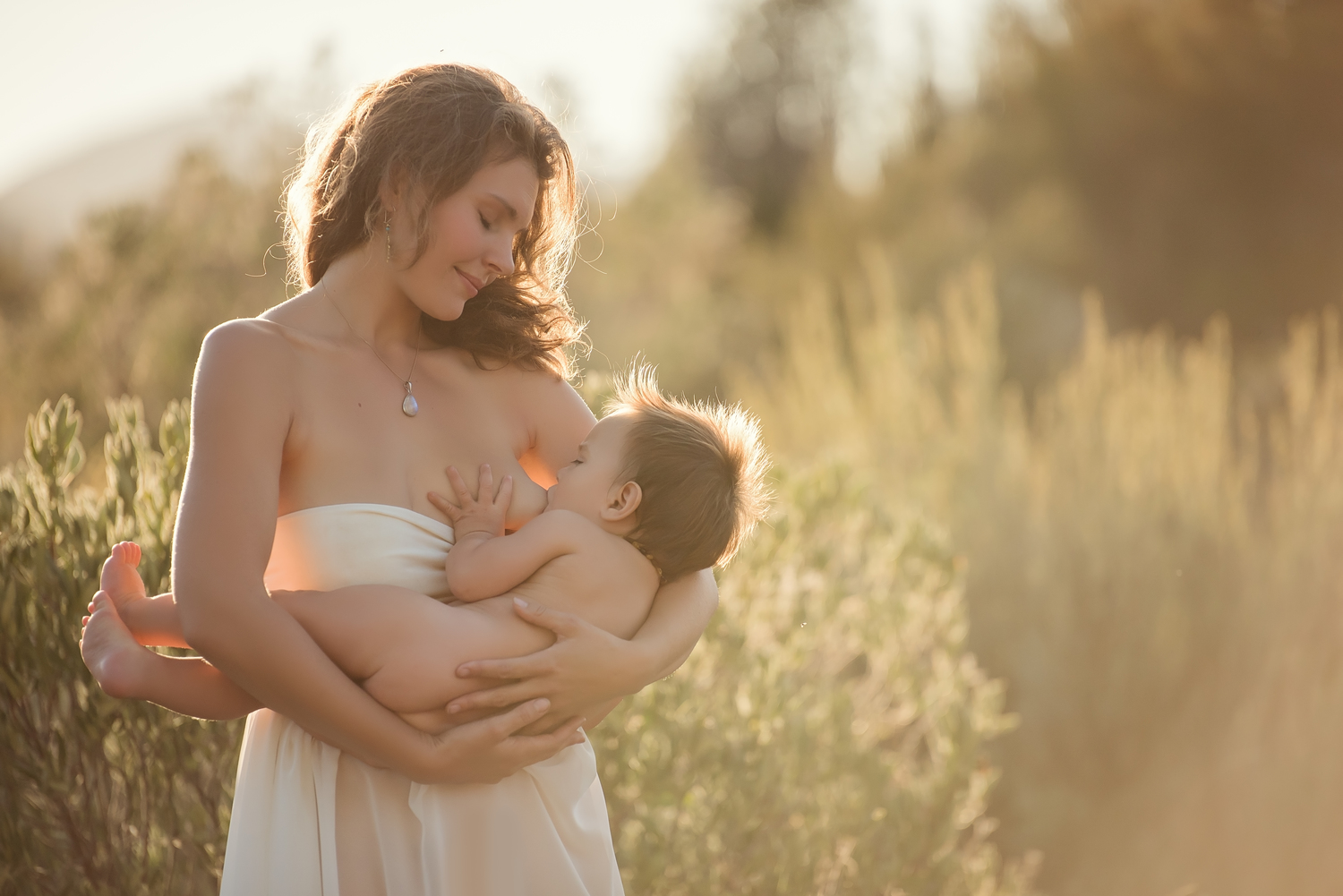 Смотрит на голую маму. Кормление грудью. Мать с ребенком. Кормящая мама. Фотосессия грудного вскармливания.