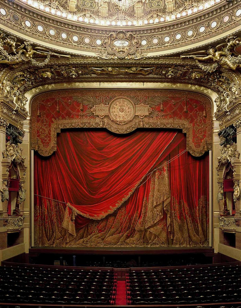 Его можно увидеть в театре. Опера Гарнье, Париж, Франция. Опера Гарнье занавес. Дэвид Левенти оперный театр. Ковент Гарден занавес.