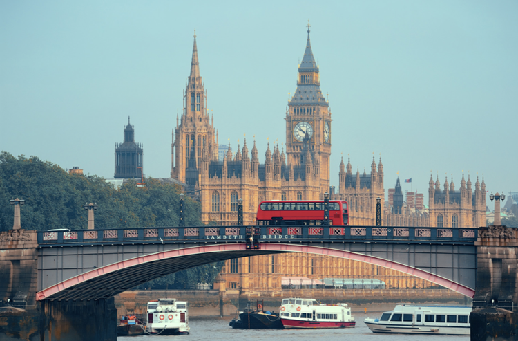 Westminster vista da margem do Tâmisa