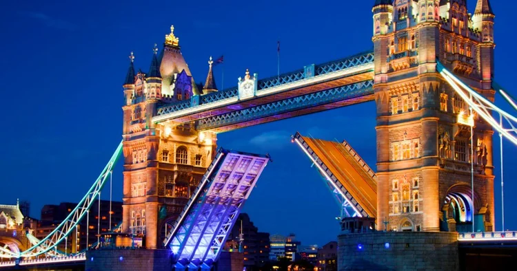 Tower Bridge iluminada no city tour privado em Londres