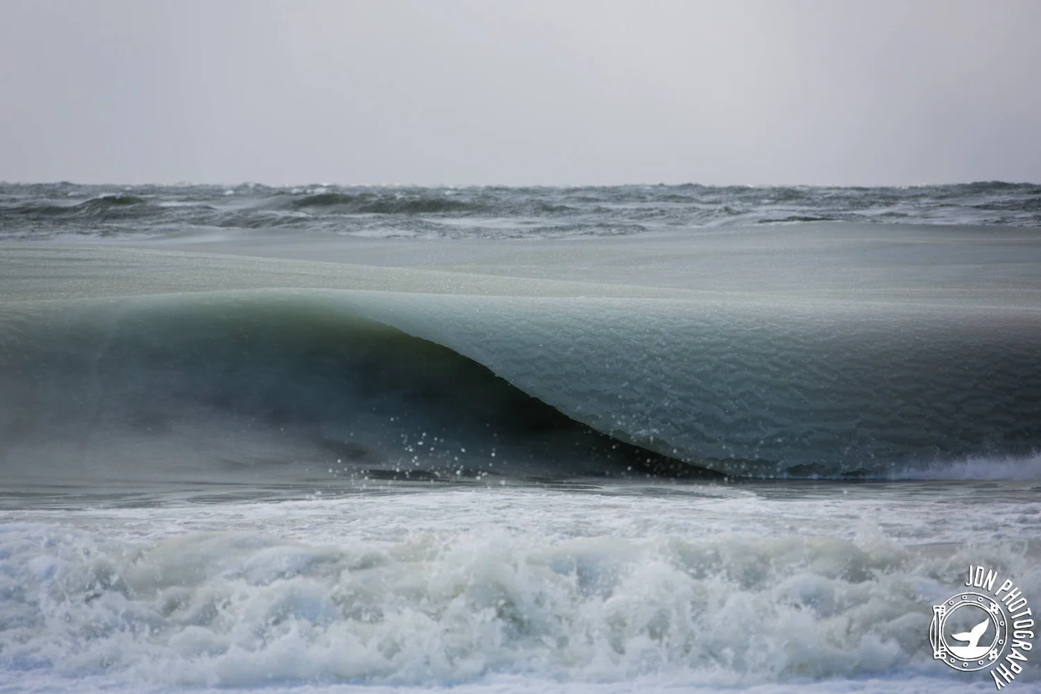 волны. антарктические замерзшие волны. цунами в антарктиде. замерзшее цунами в антарктике. замерзшая волна в антарктиде.