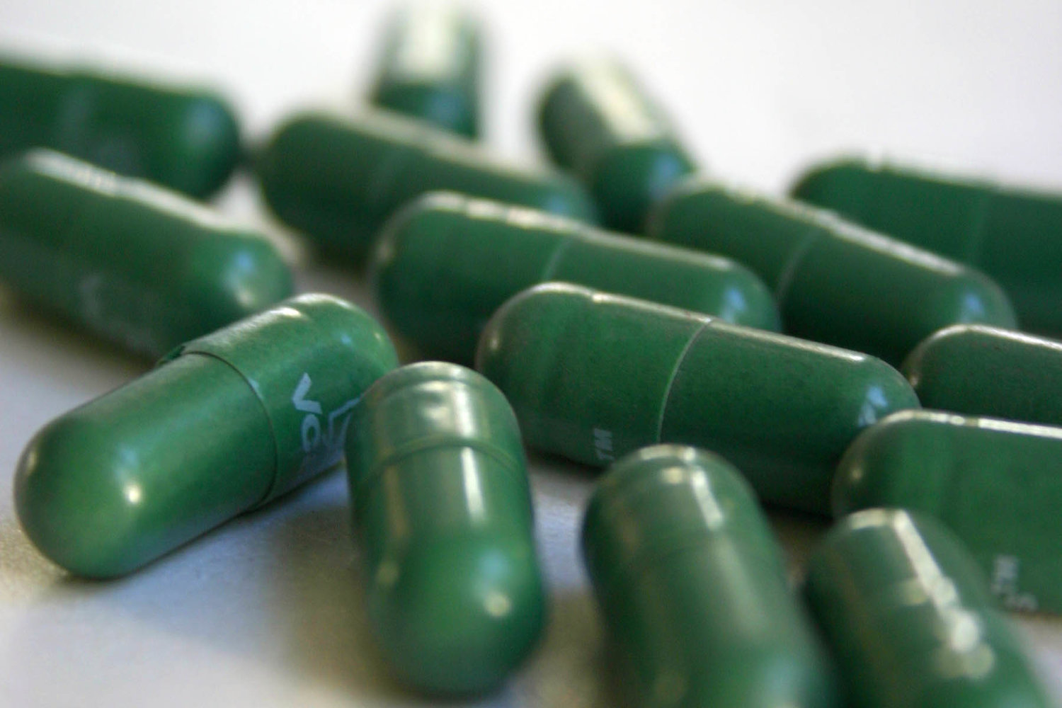 Зеленые антибиотики. Зеленые капсулы. Зеленые капсулы таблетки. Таблетки капсулы зелёного цвета. Таблетки в зеленой капсуле.