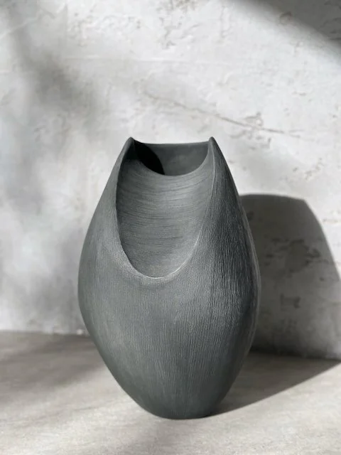 Manta, black porcelain